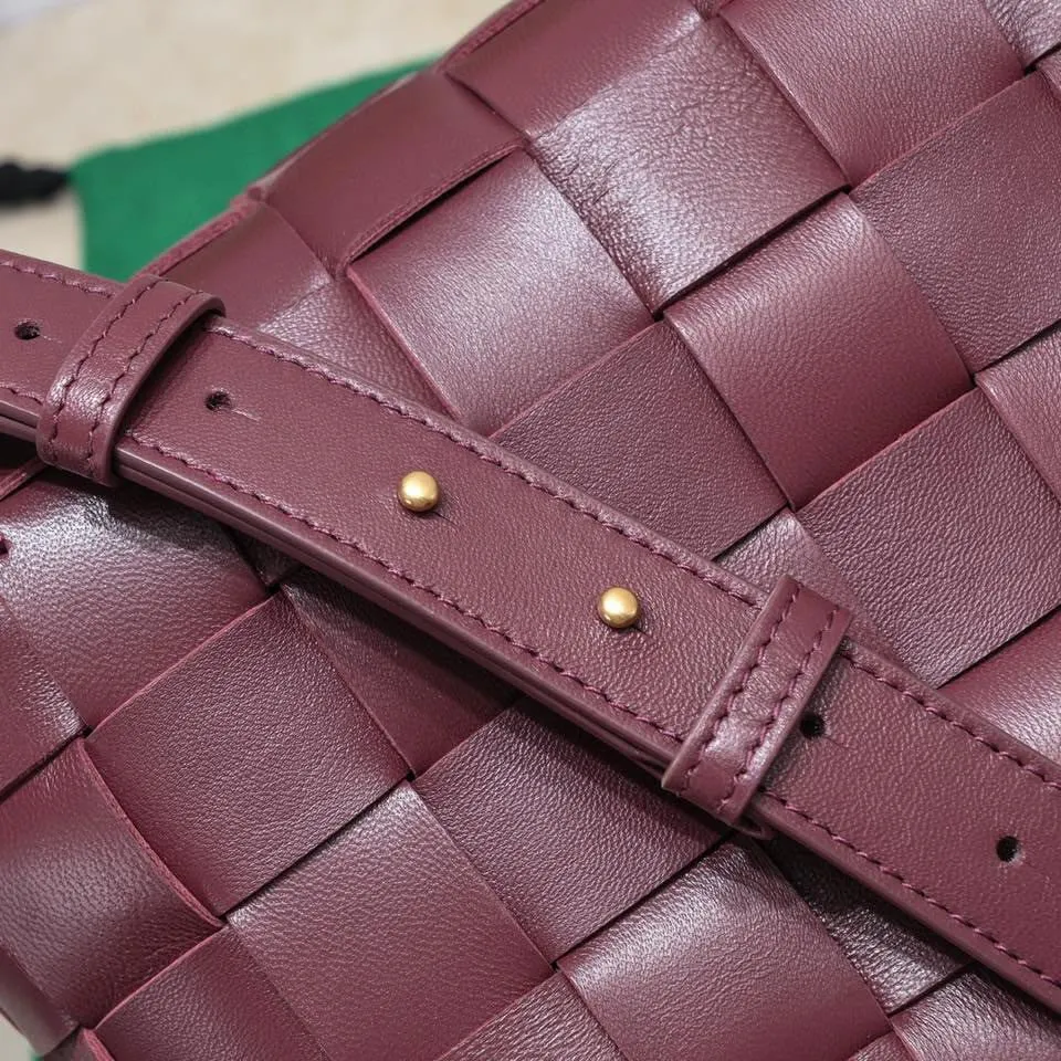 Batch 2600 BottegaVeneta What can be packed in the new bowling bag? Have you got the new bowling bag? Super large capacity ~ The key is low-key, simple and casual style ~ the fashion sense is not reduced at all. It combines BV's classic woven elements and can also be used for computers. The length of the shoulder straps can be adjusted. It is suitable for tall girls to carry. Boys also have a sunny back☀️ Style number: 7466# Size: 28*21*16